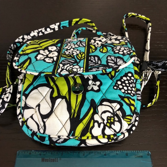 Vera Bradley Handbags - Vera Bradley. Small Island Bloom Crossbody, NWT
